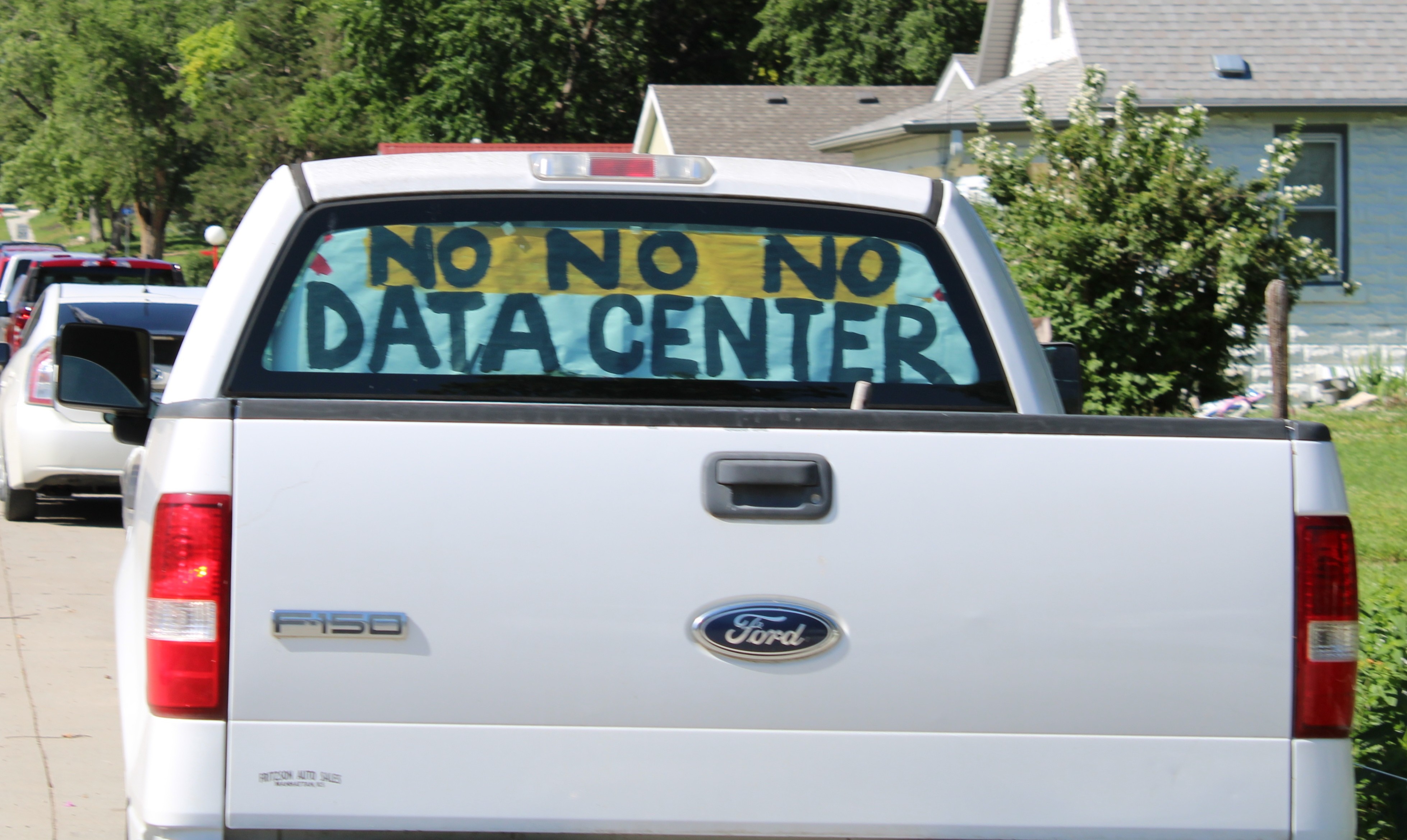  Anti-data-center sentiment in rural Kansas neighborhood 